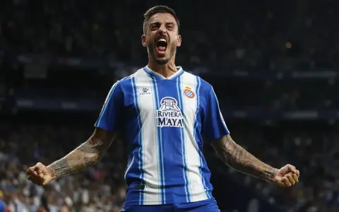 Joselu Mato celebra un gol con el Espanyol, con los brazos en alto y la boca abierta.