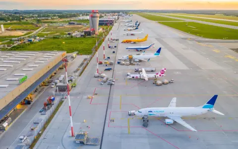 Lotnisko Katowice-Pyrzowice, samoloty ASL Airlines, DHL, Ryanair i inne czekają na loty do Dortmundu i innych miejsc.