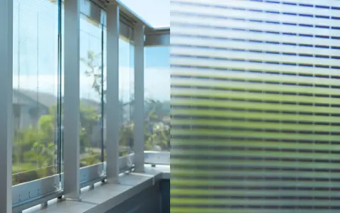 Modernas ventanas fotovoltaicas integradas en una fachada, capturando la luz solar para generar energía.