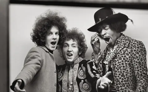 Le groupe de Jimi Hendrix, avec ses cheveux bouclés et ses expressions vives, capture l'énergie psychédélique des années 60.