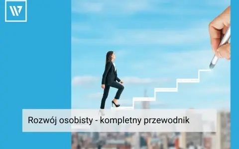 Kobieta w garniturze wspina się po schodach rysowanych przez dłoń, symbol rozwoju osobistego.