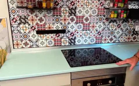 Encimera de cocina renovada con un diseño vibrante. El toque final para pintar encimera cocina y darle vida.