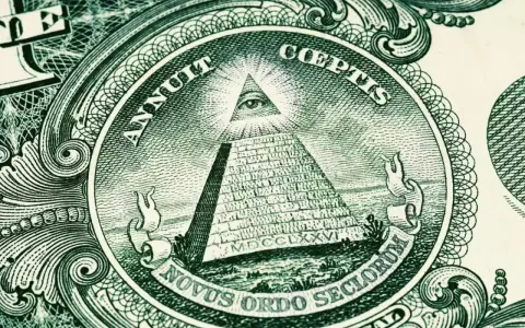 Detalj av en dollarsedel med en pyramid och ett öga ovanför, som symboliserar det tredje ögat.