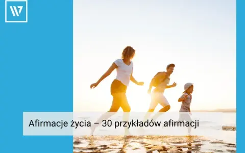 Rodzina biegnie po plaży, ciesząc się słońcem. To inspiracja do pozytywnych myśli i afirmacji, które dodają sił.