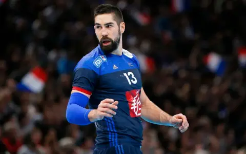 Nikola Karabatić, w niebieskiej koszulce z numerem 13, gotowy do gry.