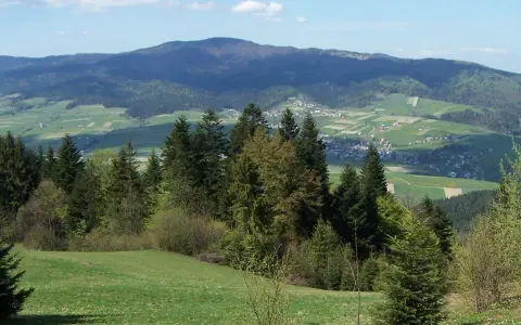 Widok na malownicze gorce miejscowości zalesione wzgórza i pola uprawne.