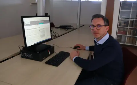 Un homme recherche dans l'état civil de la Haute-Loire sur un ordinateur.
