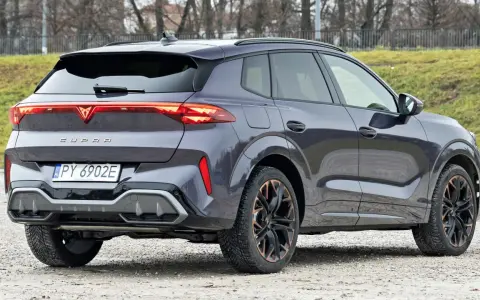 Ciemnoszary Cupra Terramar z charakterystycznymi światłami LED i felgami. Sprawdź, jaka jest cupra terramar cena.