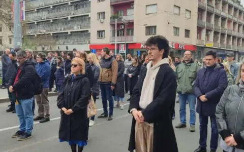 Ludzie stojący na ulicy w Belgradzie, w tle budynki i KFC. Czy Belgrad jest bezpieczny?