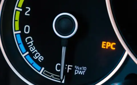 Armaturenbrett mit leuchtender EPC-Warnleuchte und Ladeanzeige. Ein mkl auto hat ein Problem.