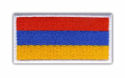 Naszywka z flagą Armenii: czerwono-niebiesko-pomarańczowa.