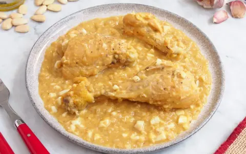 Pollo en pepitoria, un plato tradicional con trozos de pollo en una salsa cremosa de almendras y huevo duro.