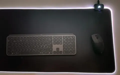 En svart musmatta XL med RGB-belysning, ett trådlöst tangentbord och en mus.