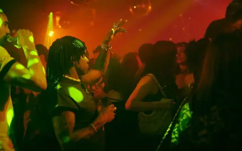 Persone che ballano in un locale notturno, luci stroboscopiche e musica alta: il vero clubbing significato.