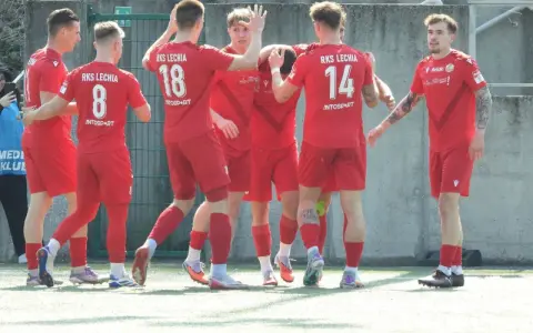 Piłkarze RKS Lechia świętują, jeden z nich, Jakub Biernat, cieszy się z sukcesu.