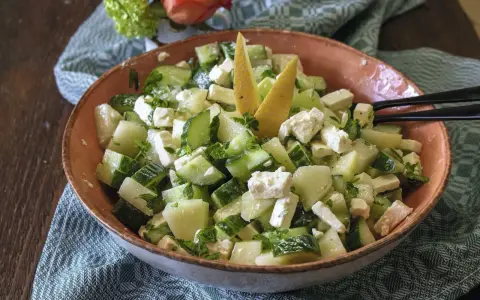 Erfrischender sommerlicher Melonensalat mit Gurken und Feta, garniert mit Melonenstücken.