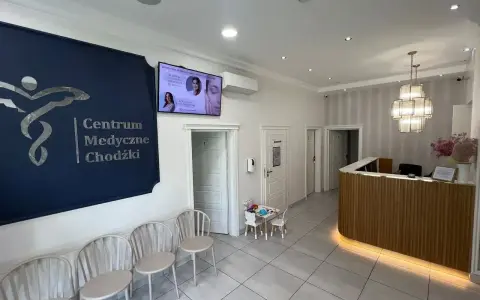 Recepcja i poczekalnia Centrum Medycznego Chodźki w Łodzi.