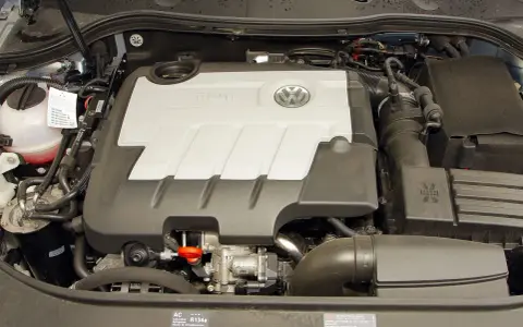Silnik 2.0 TDI 140KM Volkswagena z widocznym logo TDI i emblematem marki.
