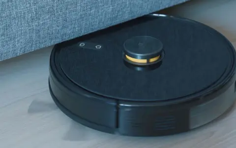 En robotdammsugare navigerar under en soffa, visar hur fungerar en robotdammsugare.