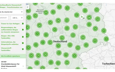 Deutschlandkarte zeigt Biogasanlagen, die aufbereitetes Biogas ins Gasnetz einspeisen. Viele grüne Kreise markieren Standorte in Deutschland.