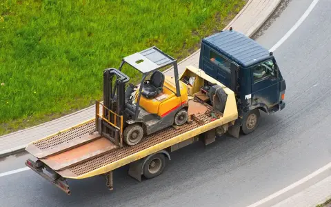 Czym przewieźć wózek widłowy? Bezpieczny transport krok po kroku