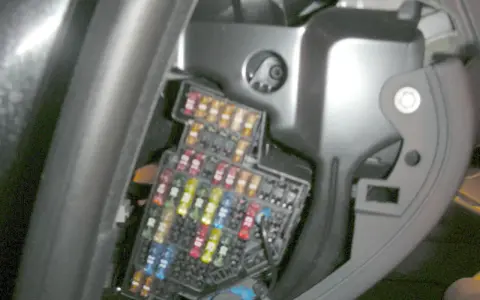 Sicherungskasten im Audi A3, mit farbigen Sicherungen. Ein Belegungsplan hilft bei der Fehlersuche.