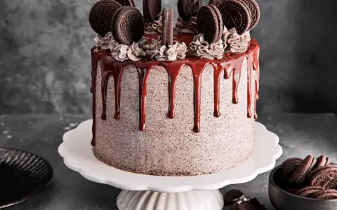 Ein köstlicher Oreo Kuchen mit Schokoladenglasur und vielen Oreos obendrauf.