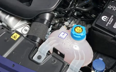 Kühlflüssigkeit Klimaanlage Auto nachfüllen Kosten: So hoch können sie sein