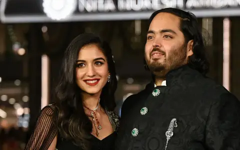 Anant Ambani, con la sua futura sposa Radhika Merchant, in abiti eleganti.