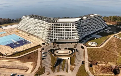 Nowy Hotel Gołębiewski w Mielnie, z basenami i widokiem na morze. Czy to on jest najstarszy?