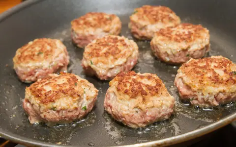 Sieben goldbraun gebratene Buletten in einer Pfanne. Ein klassisches Buletten Rezept, das duftet!