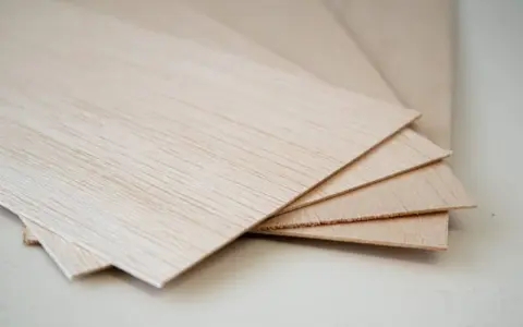 Mehrere dünne Platten balsaholz 2mm liegen übereinander, bereit für Modellbauprojekte.