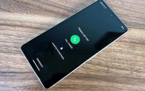 En telefon med texten "Please call me!" och "Locked by Find My Device". En grön knapp med en telefonikon visar "CALL OWNER". Smartthings find hjälper till att hitta borttappade enheter.