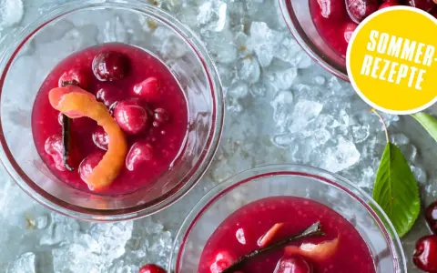 Erfrischendes Kirsch-Dessert mit Vanille und Orangenzeste, perfekt für ein sommerliches Kaltschale Rezept.