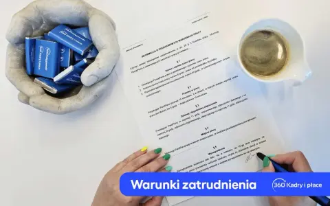 Dokument informujący o warunkach zatrudnienia, z czekoladkami "360 Kadry i płace" w dłoniach i filiżanką kawy.
