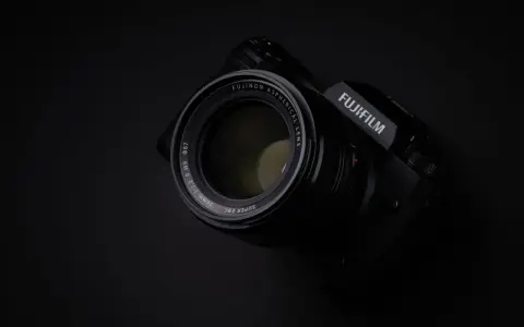 Czarne, profesjonalne body Fujifilm XH2S z obiektywem Fujinon 56mm 1:1.2.