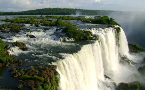 Impresionantes saltos de agua de los ríos de Argentina, con vegetación exuberante y rocas cubiertas de musgo.
