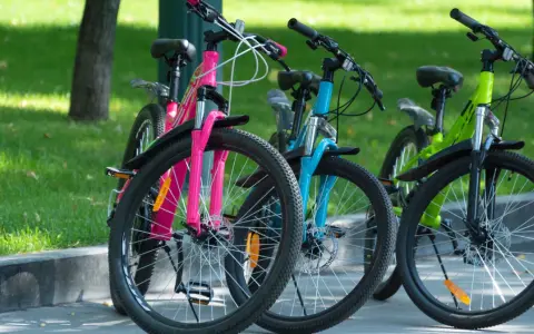 Rowerki w jaskrawych kolorach czekają na dzieci, które zdają egzamin na kartę rowerową.
