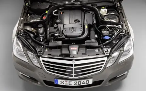 Otwarta maska Mercedesa E-klasy ukazuje serce pojazdu – jeden z najlepszych silników Mercedesa.