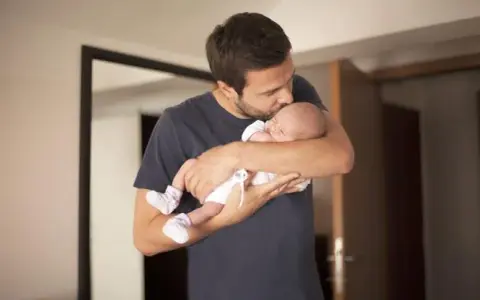 Jak trzymać niemowlaka na kolanach bezpiecznie i komfortowo