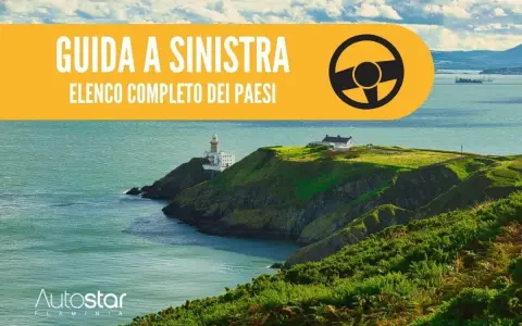 Guida a sinistra paesi: elenco completo. Paesaggio costiero con faro e case su una scogliera verde.