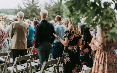 Goście wesela "unplugged" cieszą się chwilą, skupiając na sobie. Jak odnaleźć się na weselu typu "unplugged" bez używania technologii? Po prostu bądź obecny!