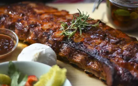 Pieczone żeberka z sosem barbecue, czosnkiem i sałatką.