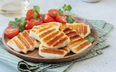 Halloumi z grilla: 15+ przepisów na idealne połączenia i dania!