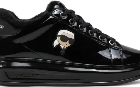 Czarne, lakierowane sneakersy damskie Karl Lagerfeld z futerkiem i kultową postacią projektanta.