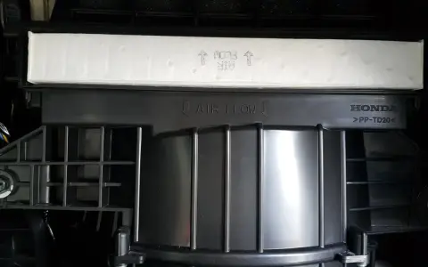 Filtr kabinowy Honda z oznaczeniem "AIR FLOW" zamontowany odwrotnie.