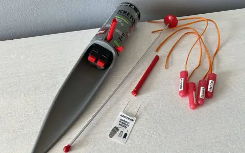 Pułapka na kreta z butelki, z mechanizmem spustowym i kilkoma "petardami" do odstraszania.