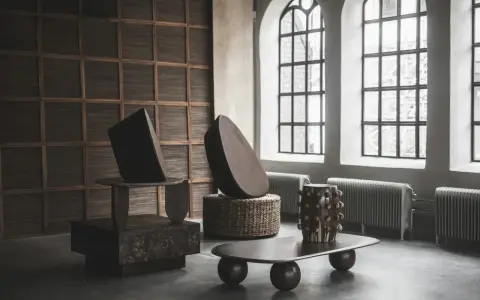 Unikt soffbord med skulpturala former och en korgpuff. En inspirerande miljö för att styla soffbord.