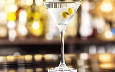 Dry Martini przepis: Opanuj sekrety idealnego koktajlu.