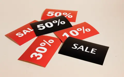Karty z napisami "SALE", "50%", "30%", "10%" i "50%" sugerują, że to właśnie jest apr co to – promocja!